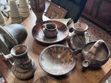 une table sur laquelle sont posées de nombreuses pièces de poterie