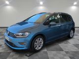 une Volkswagen Tourer bleue garée dans un garage