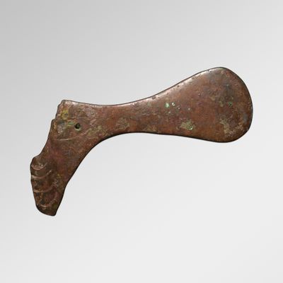 TÊTE DE HACHE CEREMONIELLE Bronze à patine verte et rouge. 1…