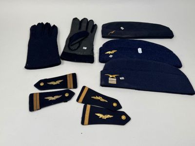 un gros plan sur un chapeau, des gants et d'autres objets posés sur une table