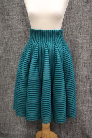 MAJE – Jupe bouffante verte. Taille : 38