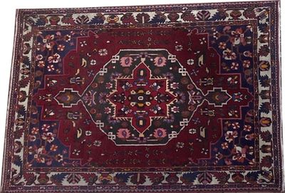 tapis oriental sur fond blanc, aux couleurs rouge et bleu