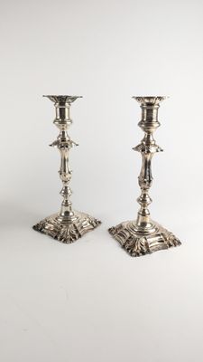 paire de chandeliers en argent sur fond blanc