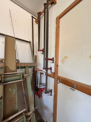 une image représentant une pièce comportant de nombreuses fenêtres