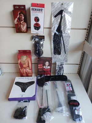 de nombreux objets posés sur le comptoir dans la pièce