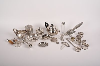 beaucoup d'objets en argent posés sur une table