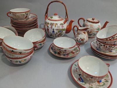 de nombreuses tasses et soucoupes posées sur une table