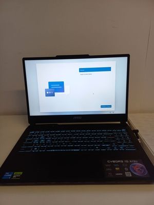 un ordinateur portable posé sur un bureau avec une souris