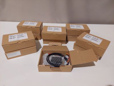 Plusieurs cartons contenant des appareils électroniques sont posés sur une table