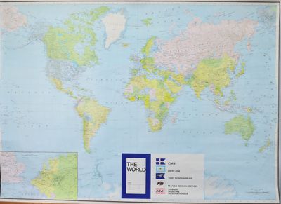 une carte du monde accrochée au mur d'une pièce