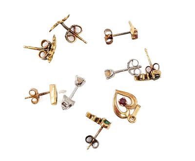 six pairs of gold and silver earrings are arranged in a circle