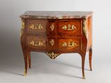une petite commode avec un plateau en marbre