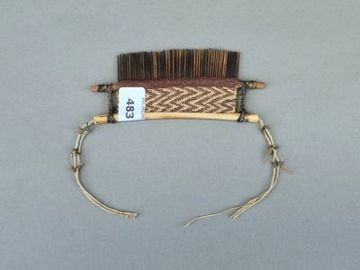 une image représentant un peigne à cheveux muni d'un manche en bois