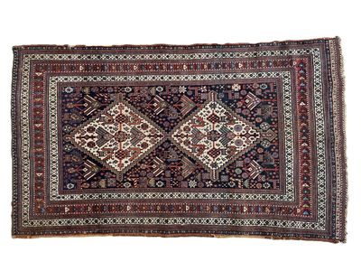 un tapis persan ancien à motifs géométriques