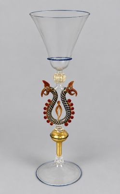 une image représentant un verre à vin orné d'un dragon sur le pied