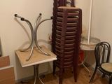 une pile de chaises et une table dans un coin de la pièce