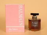 le flacon de parfum se trouve à côté de la boîte, sur la table