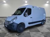 la photo d'une camionnette blanche garée dans une pièce