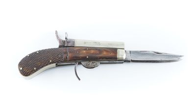 un couteau de poche ancien avec un manche en bois, posé sur une surface blanche