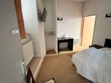 une chambre avec un lit et une chaise