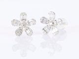 une paire de boucles d'oreilles en forme de fleur, en or blanc et diamants