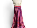 une robe sur un mannequin, avec une jupe rose et violette