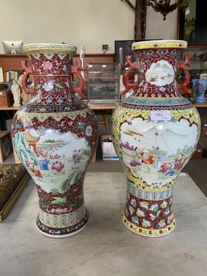une paire de grands vases chinois posés sur une table dans une pièce