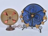 une horloge bleue et dorée posée à côté d'une horloge rouge et dorée
