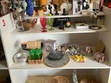 une étagère blanche sur laquelle sont posés des paniers et d'autres objets