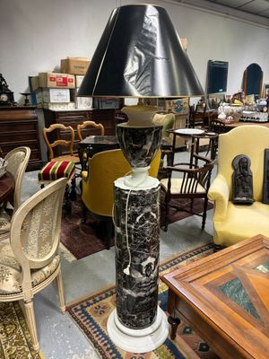 une lampe posée sur une table dans une pièce