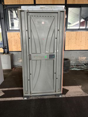 des toilettes portables au milieu d'un immeuble