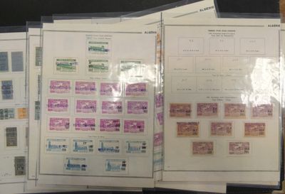 Plusieurs types de timbres sont exposés sur une table