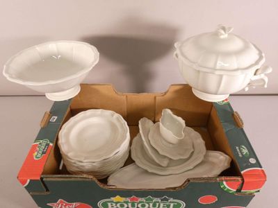 une boîte contenant quelques tasses et soucoupes
