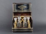 une petite vitrine contenant de nombreuses bouteilles