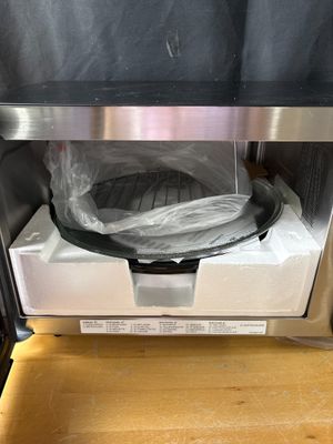 un micro-ondes dans lequel se trouve un sac, posé dessus