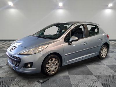 la petite voiture argentée est garée dans le garage sur un sol en damier