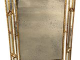 une image représentant un miroir à cadre doré sur fond blanc