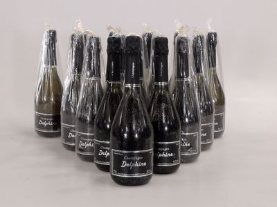 six bouteilles de vin sont alignées dans une rangée