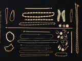 un assortiment de bijoux en or et en argent sur fond noir