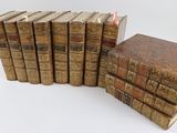 plusieurs vieux livres empilés sur une surface blanche