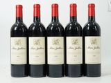 six bouteilles de vin rouge sont alignées