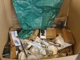 une boîte en carton remplie d'objets hétéroclites