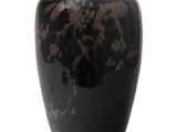 un vase noir orné d'un motif marron