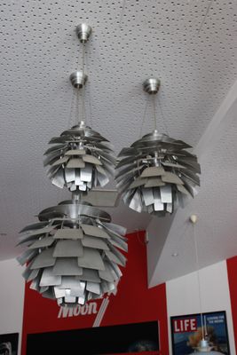 trois lampes suspendues au plafond dans une pièce
