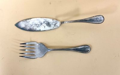 deux fourchettes et une cuillère posées sur une table