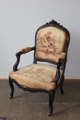 une image représentant une chaise recouverte d'une tapisserie dans une pièce