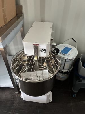 une photo d'un mixeur dans une cuisine, avec une boîte en arrière-plan