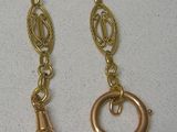 deux paires de boucles d'oreilles dorées, avec un crochet et une boucle