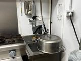 une cuisine avec un évier et une cuisinière