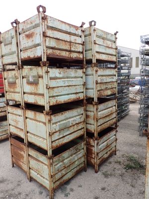 une pile de caisses empilées les unes sur les autres